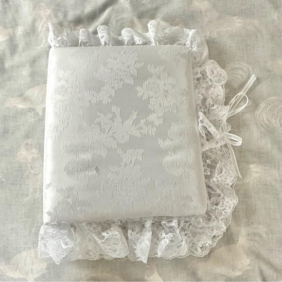 Vintage Accents Vintage 8s Or Early 90s White Lace Padded Photo